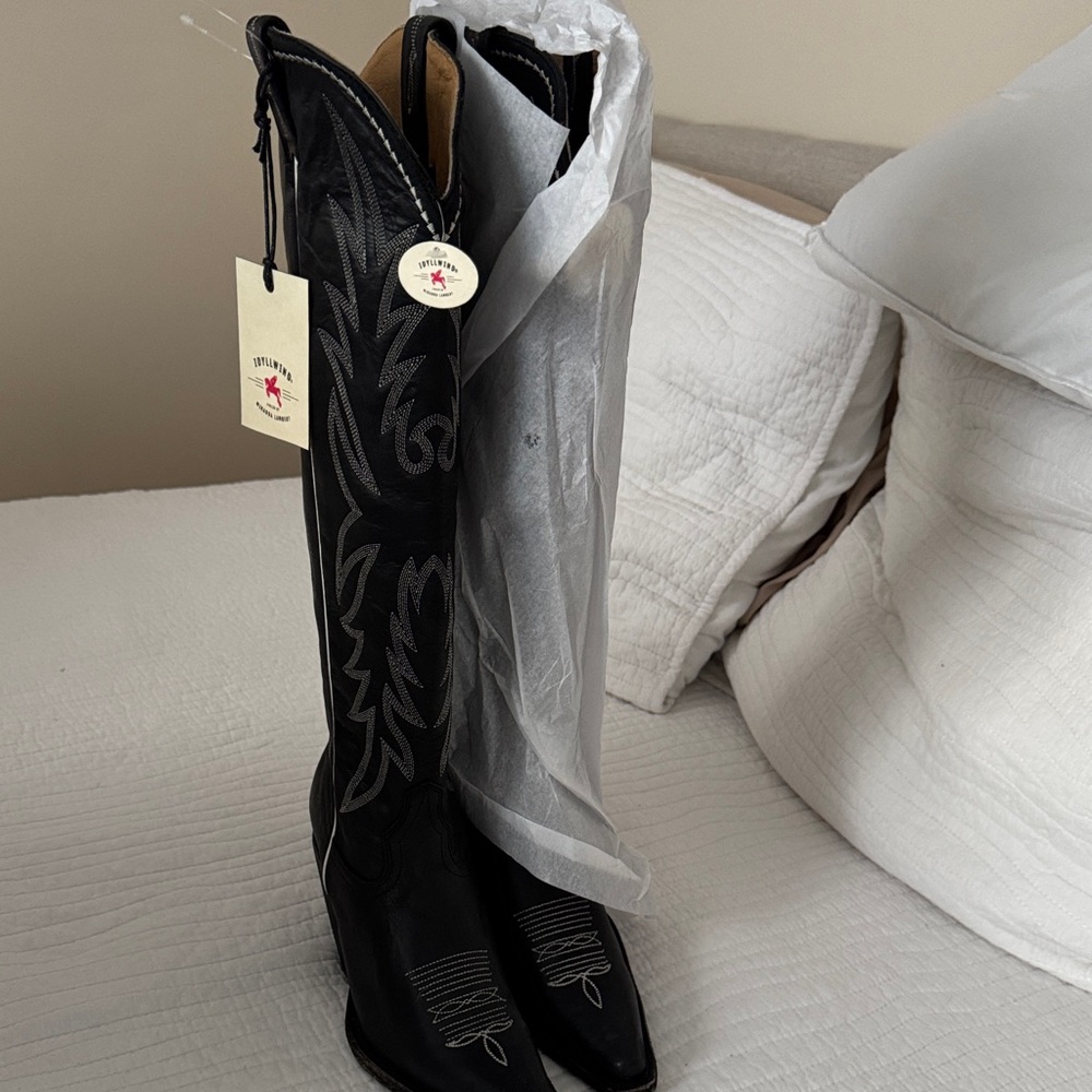 Idyllwind, Black leather Cowboy Boots with White Stitching